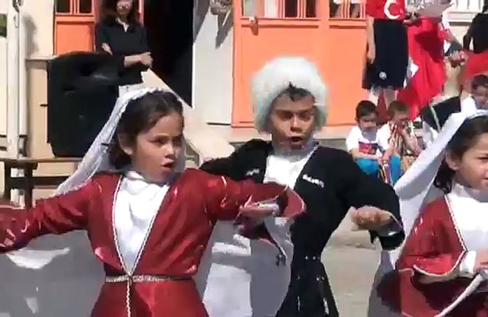 23 nisan halk oyunları ve kıyafetleri